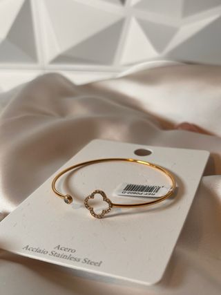 Pulsera dorada con trébol y circonitas
