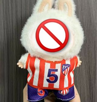 Traje Colchonero (Atletico Madrid) para tu labubu.