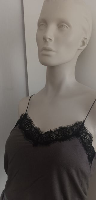 Camiseta gris con encaje negro