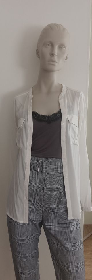 Camiseta gris con encaje negro