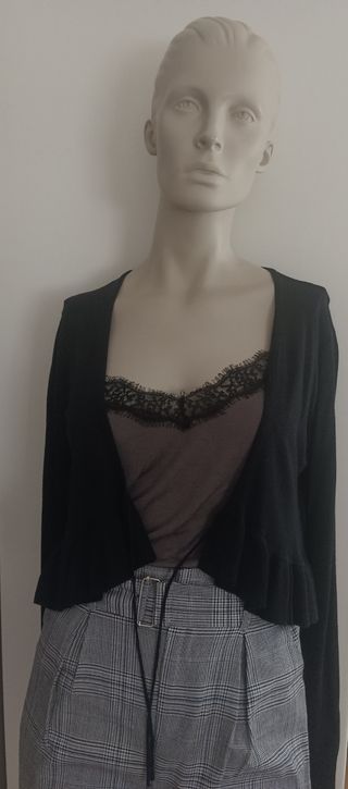 Camiseta gris con encaje negro