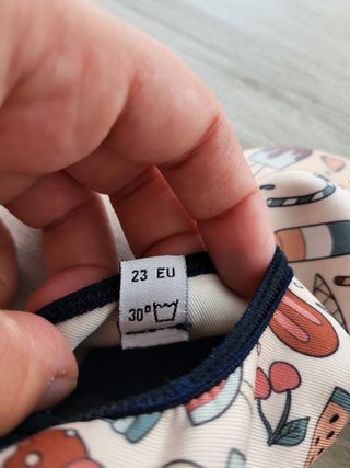 Zapatillas de agua Snugi con dulces. Talla 23