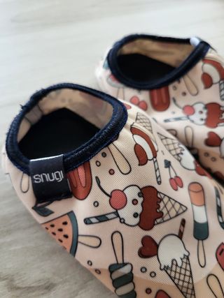 Zapatillas de agua Snugi con dulces. Talla 23