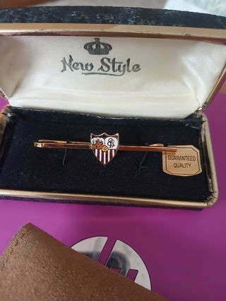 Pisacorbata New Style con escudo