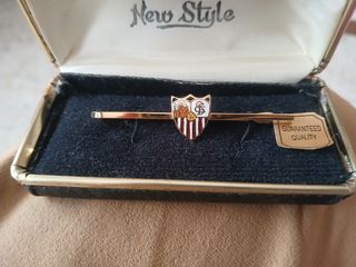 Pisacorbata New Style con escudo