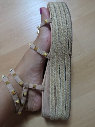 Sandalias beige con tachuelas doradas