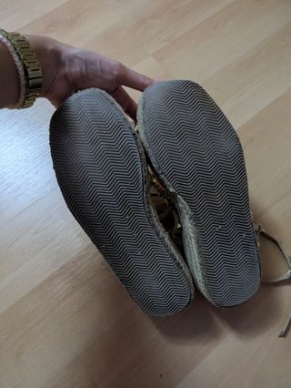 Sandalias beige con tachuelas doradas