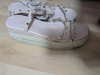 Sandalias beige con tachuelas doradas
