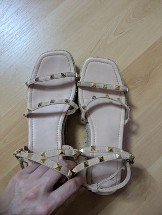 Sandalias beige con tachuelas doradas