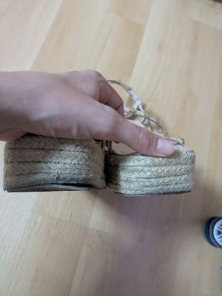 Sandalias beige con tachuelas doradas