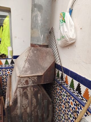 Chimenea Lorito metálica con piedras pasa colocarl