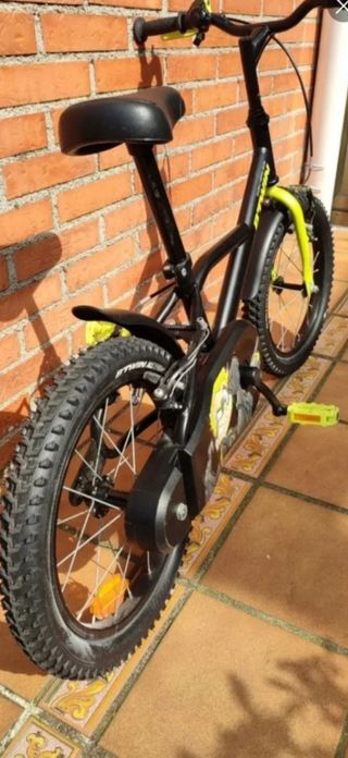 Bicicleta infantil negra y amarilla