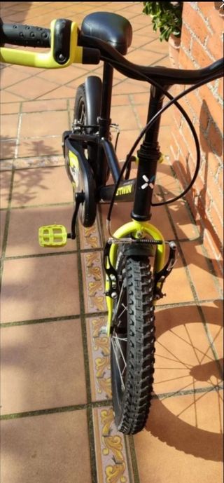 Bicicleta infantil negra y amarilla