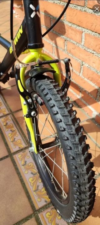 Bicicleta infantil negra y amarilla