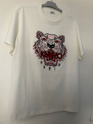 Camiseta blanca con diseño 