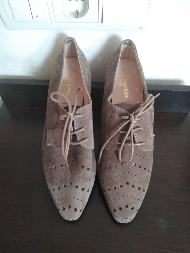 Zapatos de ante con cordones perforaciones en piel