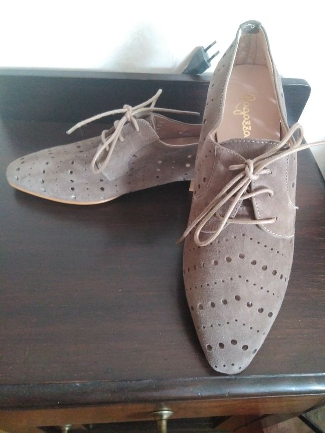 Zapatos de ante con cordones perforaciones en piel