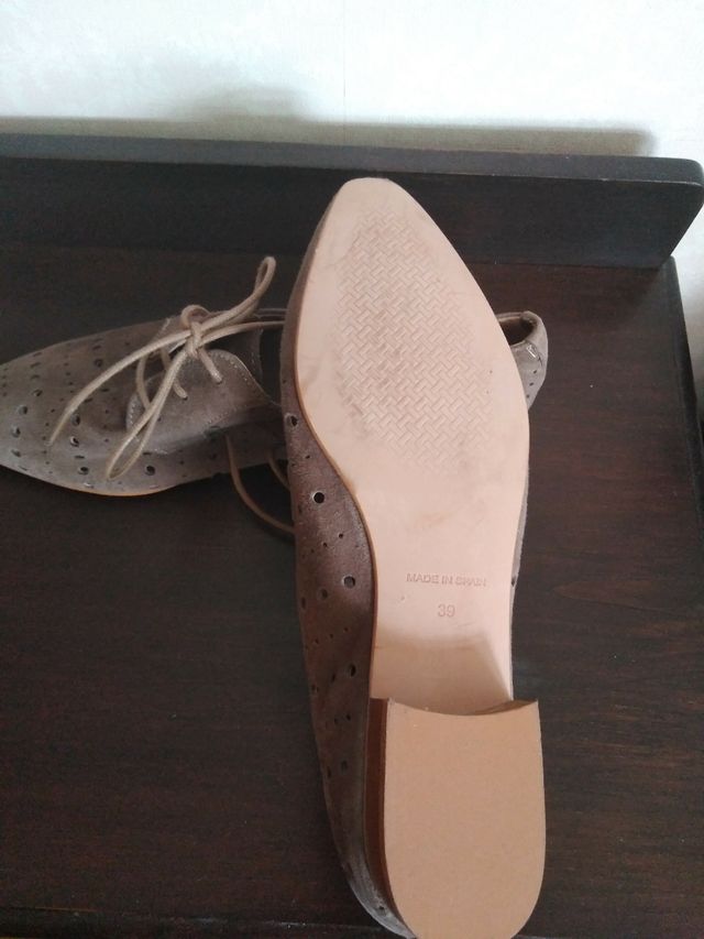 Zapatos de ante con cordones perforaciones en piel