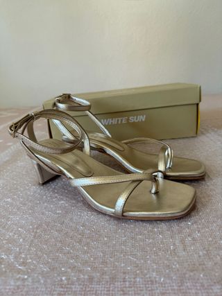 Sandalias de tacón doradas talla 38