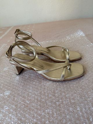 Sandalias de tacón doradas talla 38