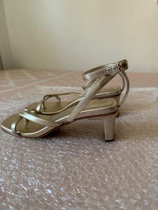 Sandalias de tacón doradas talla 38
