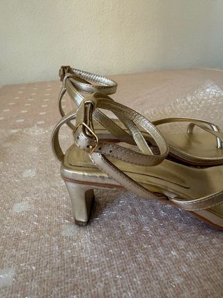 Sandalias de tacón doradas talla 38