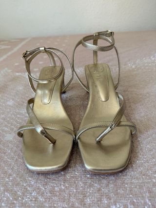 Sandalias de tacón doradas talla 38