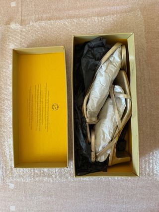 Sandalias de tacón doradas talla 38