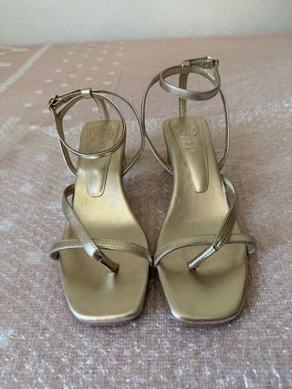Sandalias de tacón doradas talla 38
