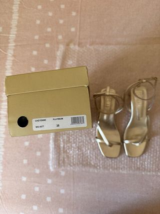 Sandalias de tacón doradas talla 38