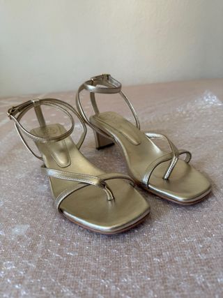Sandalias de tacón doradas talla 38