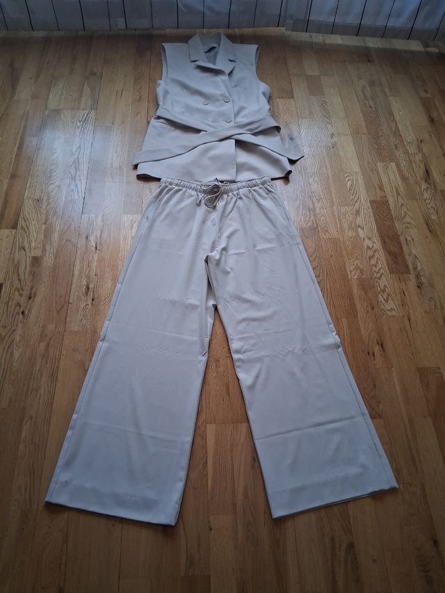 Abito, gilet e pantaloni beige Palazzo