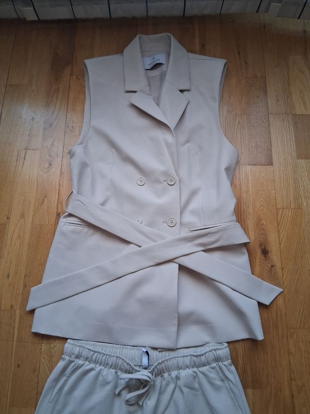Abito, gilet e pantaloni beige Palazzo
