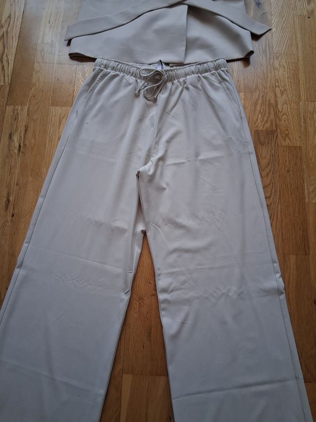 Abito, gilet e pantaloni beige Palazzo