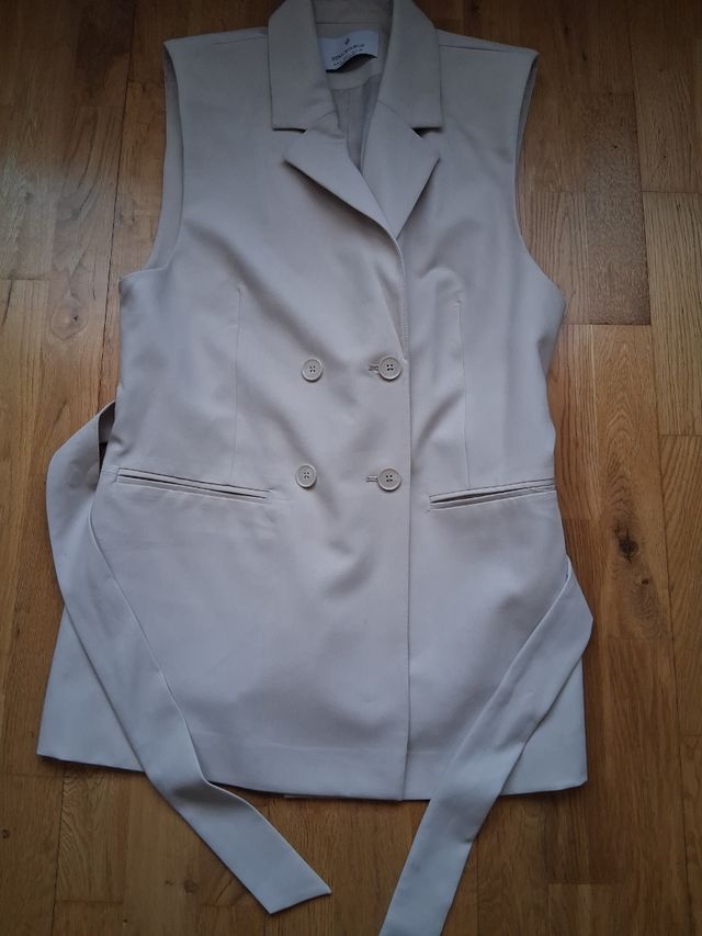 Abito, gilet e pantaloni beige Palazzo