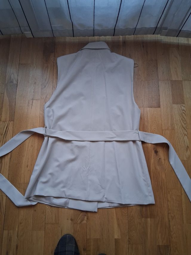 Abito, gilet e pantaloni beige Palazzo