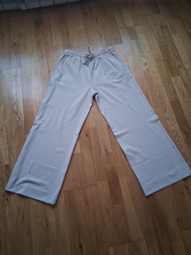 Abito, gilet e pantaloni beige Palazzo