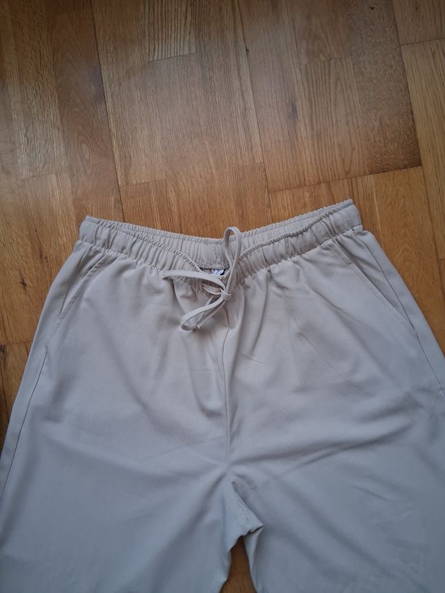 Abito, gilet e pantaloni beige Palazzo