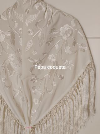 Mantoncillo bordado blanco roto