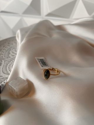 Anillo ajustable dorado con piedra verde