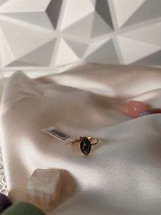 Anillo ajustable dorado con piedra verde