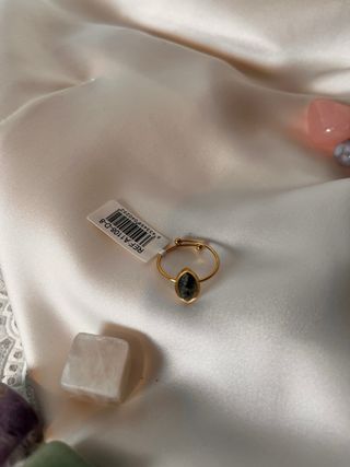 Anillo ajustable dorado con piedra verde