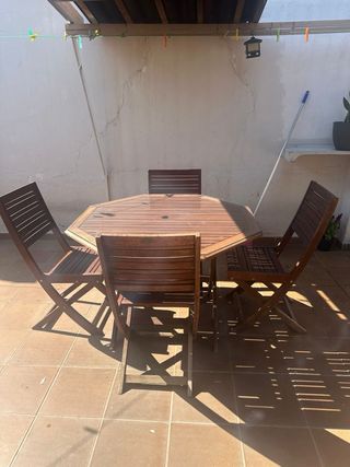 Mesa de terraza de madera y cristal