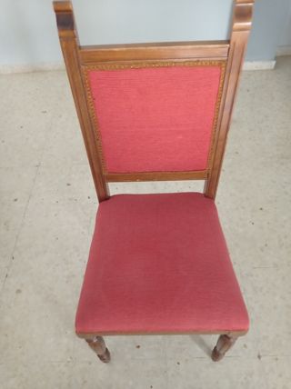 Sillas de madera y tela color rojo tengo 4 iguales