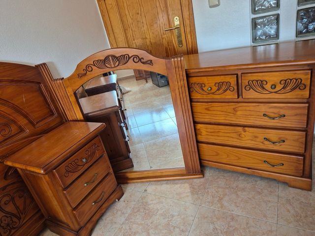 Cama de madera con mesitas de noche