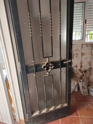 Puerta de hierro forjado