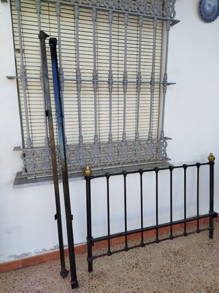 Cama antigua de metal