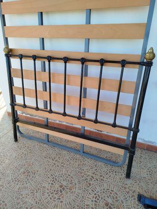 Cama antigua de metal