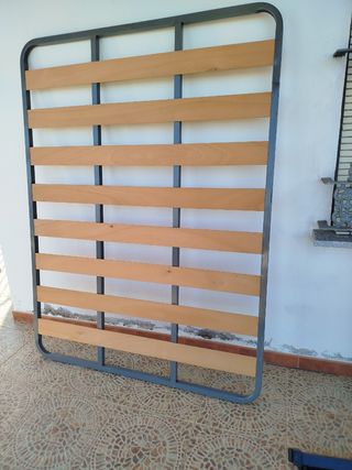 Cama antigua de metal