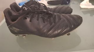 Botas de fútbol negras
